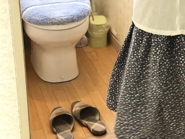夜間トイレに行く女性